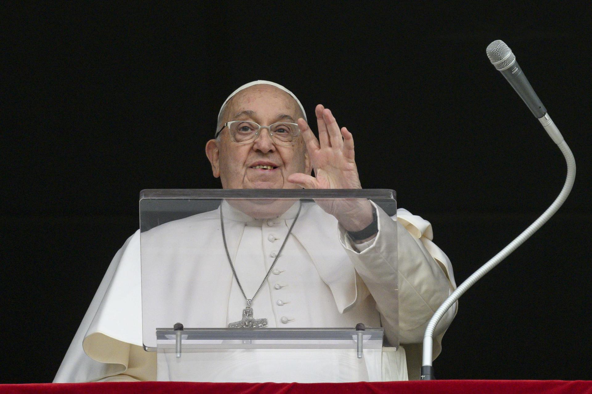 Papa Francisco presenta “una ligera mejoría” en su sexto día de hospitalización