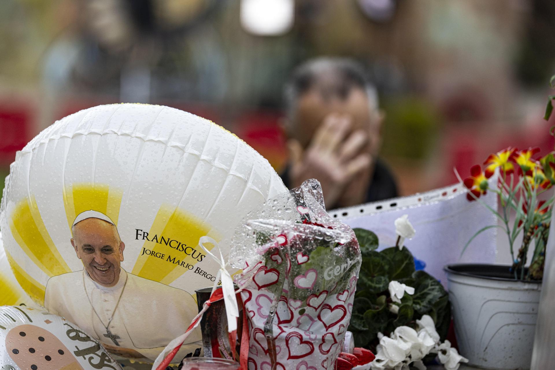 Papa Francisco no ha vuelto a sufrir crisis respiratorias y puede levantarse