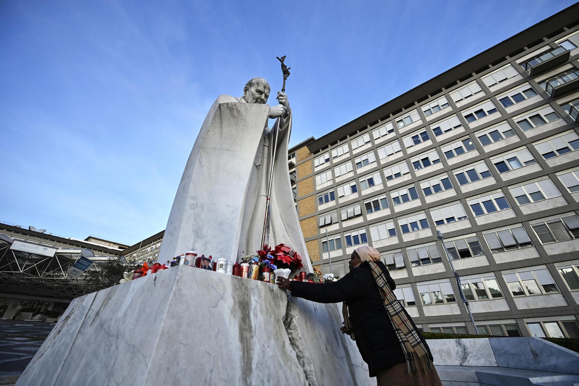 Papa Francisco sigue estable y sin fiebre, mientras recibe nuevo tratamiento