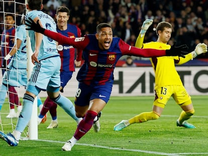 Vitor Roque celebra el gol que le hizo a Osasuna con el Barcelona.