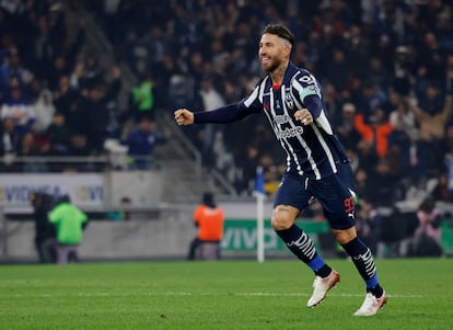 Sergio Ramos celebra el segundo gol de Monterrey durante su debut en México.