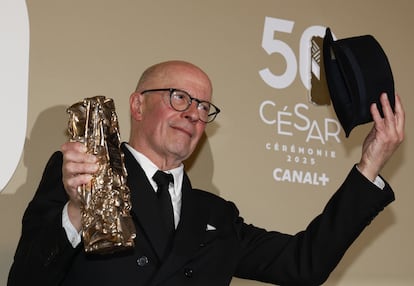 El director Jacques Audiard con su premio César a mejor guion, por 'Emilia Pérez'.