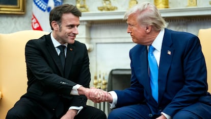 El presidente estadounidense, Donald Trump y el presidente francés, Emmanuel Macron, se estrechan la mano durante su encuentro en la Oficina Oval de la Casa Blanca en Washington, este lunes.