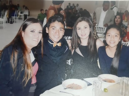 Rosalinda Ávalos con sus hijos, Carlos, Yajaira y Daniela.