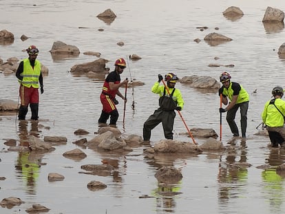 Miembros de la Unidad Militar de Emergencias (UME), junto a miembros del Ejército de Tierra, rastrean a pie la Rambla del Poyo en entre las localidades de Massanassa  y Catarroja, en busca de desaparecidos, el 8 noviembre de 2024.