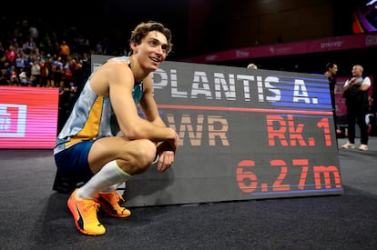 Duplantis posa ante el marcador que refleja su 11º récord del mundo.