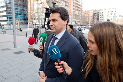 MADRID, 24/02/2025.- El novio de la presidenta madrileña Isabel Díaz Ayuso, Alberto González Amador, presta declaración este lunes ante la jueza que le investiga por dos presuntos delitos fiscales y falsedad documental, tras cuatro aplazamientos y casi un año después de que estallara el caso. EFE/ Sergio Perez