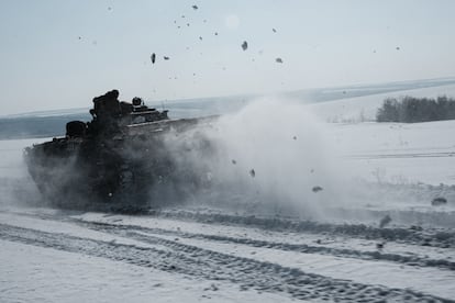 Un tanque ucranio hace maniobras en un emplazamiento indeterminado cerca del frente de Bajmut, este jueves.