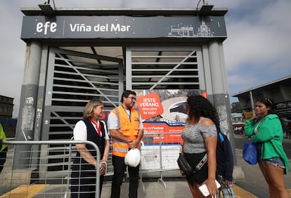 Una estación de metro de Viña del Mar permanece cerrada durante un apagón.