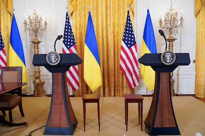 El lugar donde se llevaría la conferencia de prensa entre Zelenski y Trump, luego de que fuera cancelada después de su reunión en el Despacho Oval.