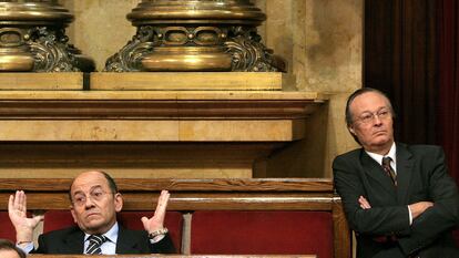 Francesc Vendrell (izquierda) junto a Josep Piqué, en un pleno del Parlament de Cataluña en 2005.