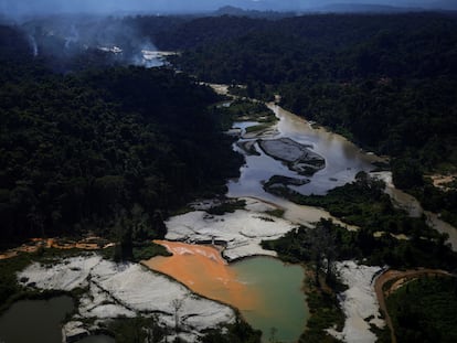 Una mina ilegal de oro en el río Couto de Magalhaes, en tierras indígenas yanomami, en la Amazonía brasileña