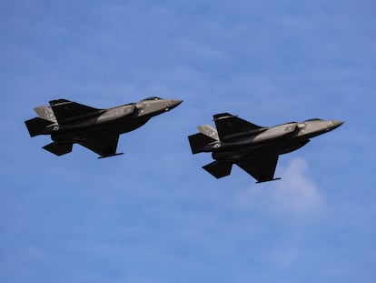 Militares estadounidenses presentan cazas F-35 en el centro de Varsovia, la capital de Polonia, durante un desfile militar en agosto de 2024.