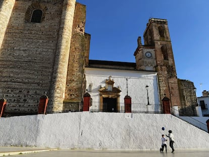 Dos niños juegan en una plaza de Cazalla de la Sierra, en la provincia de Sevilla, en una imagen de archivo.