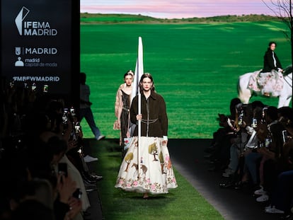 Ynésuelves abrió su desfile con un vídeo de Victoria Federica a caballo.