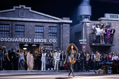 Naomi Campbell desfila con la nueva colección de Dsquared2 en la semana de la moda de Milán, el 25 de febrero de 2025.