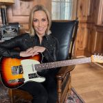 Cantante Sheryl Crow vende su Tesla para protestar contra Musk y dona dinero a la radio pública