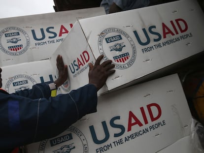 Un grupo de trabajadores descargan cajas con suministros médicos para luchar contra el ébola en Liberia, en una imagen de archivo