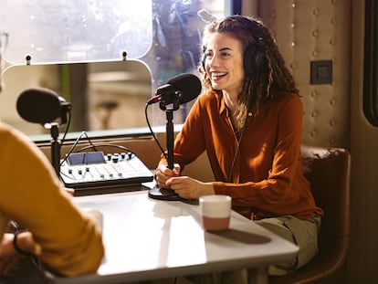 Dos personas durante la grabación de un podcast.