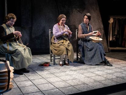 Isabel Ayúcar, Andrea Real y Natalia Huarte, en una escena de 'Natacha', en el Teatro Español.