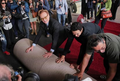 Conan O'Brien desenrolla la alfombra roja de los Oscar de 2025, el 26 de febrero en Los Ángeles, California.