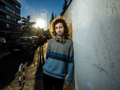 Álvaro Rivas, cantante de Alcalá Norte, en una calle de Ciudad Lineal, Madrid, el pasado lunes.