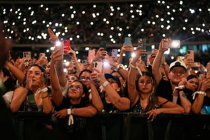 Espectadores durante el concierto de Shakira en Barranquilla, este jueves.