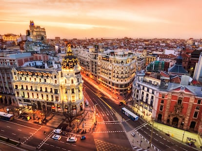 Vista aérea de Madrid al atardecer desde el Círculo de Bellas Artes.