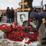 Moscovitas rinden tributo a memoria de Navalni en primer aniversario su muerte