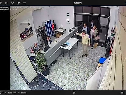 Imagen de la cámara de seguridad del Centro de Coordinación de Emergencias en la que se observa al 'president' de la Generalitat, Carlos Mazón, accediendo a las instalaciones a las 20.28 del pasado 29 de octubre.