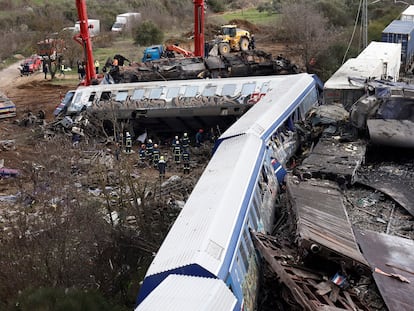 Los servicios de emergencia trabajan en el lugar del accidente en Tempe (Grecia), este miércoles.