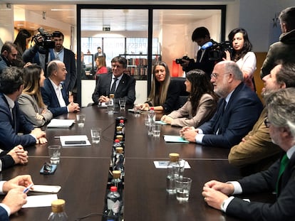 El presidente de Junts, Carles Puigdemont, en Bruselas, reunido con la cúpula de su partido, el 17 de enero.