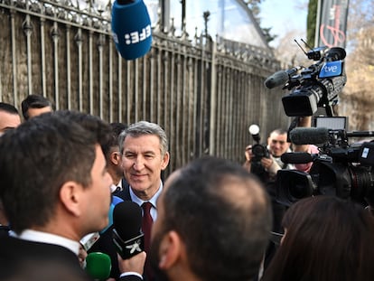 El líder del PP, Alberto Núñez Feijóo, atiende a los medios en Madrid, este jueves.