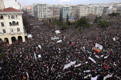 Marcha por el centro de Atenas durante la huelga general.