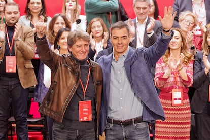 El nuevo líder del PSOE en Castilla y León, Carlos Martínez, y el presidente del Gobierno y secretario general del PSOE, Pedro Sánchez, en Palencia, este sábado.