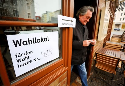 Un hombre tras votar en un centro electoral en Berlín, este domingo.