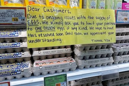 Un cartel de un supermercado en Merrick (Nueva York) pide a los clientes que no compren más de una docena de huevos.