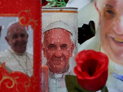 Cirios con la imagen del papa Francisco, en el exterior del hospital Gemelli de Roma, donde está ingresado, este miércoles.