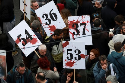 Manifestantes sostienen carteles con el número de víctimas del accidente ferroviario frente al Parlamento de Grecia, este viernes en Atenas.