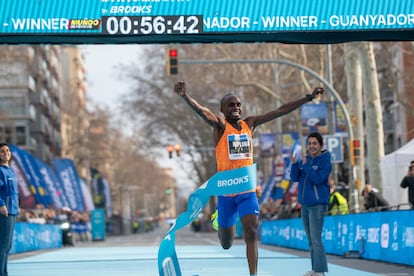 Kiplimo cruza la meta de la media maratón de Barcelona con un nuevo récord mundial.