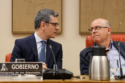 Félix Bolaños (izquierda), con José Zaragoza, presidente de la Comisión Constitucional del Congreso, este viernes.