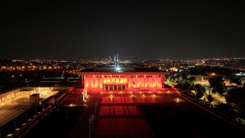 La Knesset, el parlamento israelí, se ilumina de naranja en recuerdo a los Bibas.