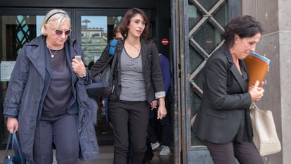 Juana Rivas abandona los tribunales de Cagliari (Italia) tras la vista sobre la custodia de sus hijos, en 2017.