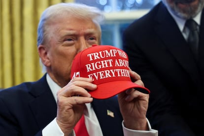 Donald Trump, este martes en el Despacho Oval de la Casa Blanca, con una gorra que dice: "Trump tenía razón en todo".