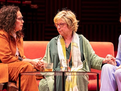 Cristina Plazas, Francesca Piñón y María Pujalte, en una escena de 'Les bàrbares'.