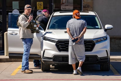 Un hombre es detenido por agentes federales tras las redadas de ICE en Colony Ridge, el 24 de febrero.