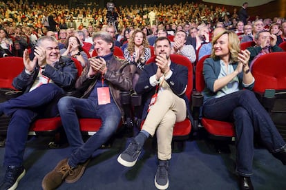 El secretario general electo del PSCYL, Carlos Martínez (2i), su antecesor en el cargo, Luis Tudanca (2d), el secretario de Organización del PSOE, Santos Cerdán (i), y la ministra de Educación, Pilar Alegría (d), este sábado en Palencia.