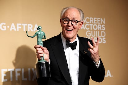 John Lithgow posa con el premio al mejor elenco por 'Conclave' en los Premios del Sindicato de Actores de Cine.