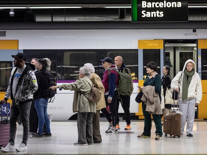 En la imagen, pasajeros en la estación de Sants sufren retrasos por una avería en la R3 a principios de año.