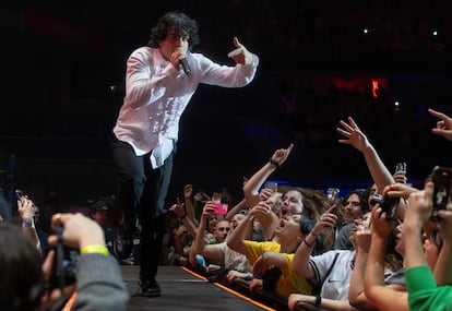 Diego Ibáñez, cantante de Carolina Durante, anoche en el concierto de su grupo en el Movistar Arena de Madrid.